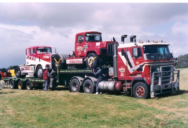 Name:  6 Kenworth W924 (Davies) & Mack R600 (Wetherill) on transporter.jpg
Views: 2306
Size:  135.6 KB