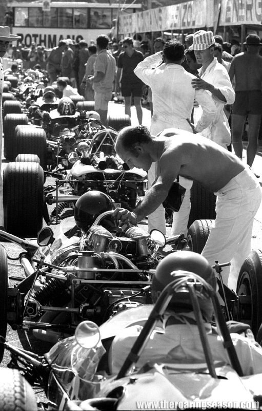 Name:  1968 TASMAN  WARWICK FARM CLARK TALKS TO STIRLING MOSS WAITING - Copy.jpg
Views: 3158
Size:  168.9 KB