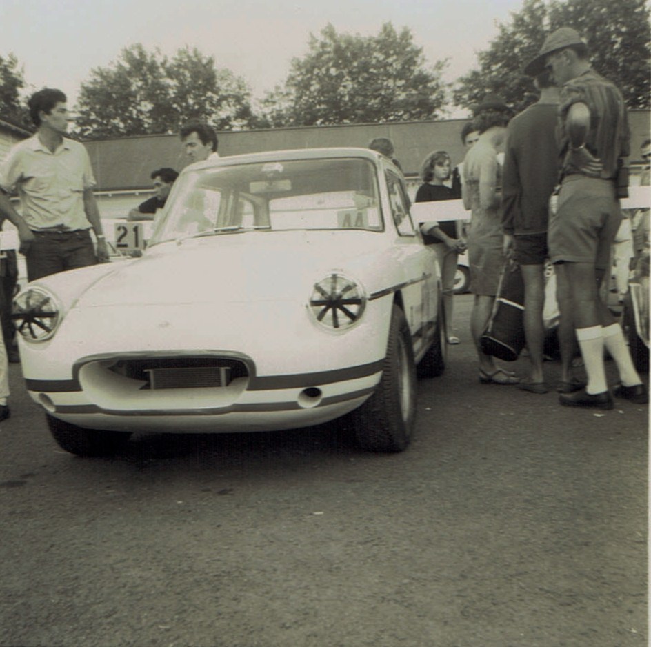 Name:  Pukekohe Jan 1968 GP #14 Lotus Ford Farina Ron Rutherford v2, CCI17102015_0001 (2).jpg
Views: 2711
Size:  171.9 KB