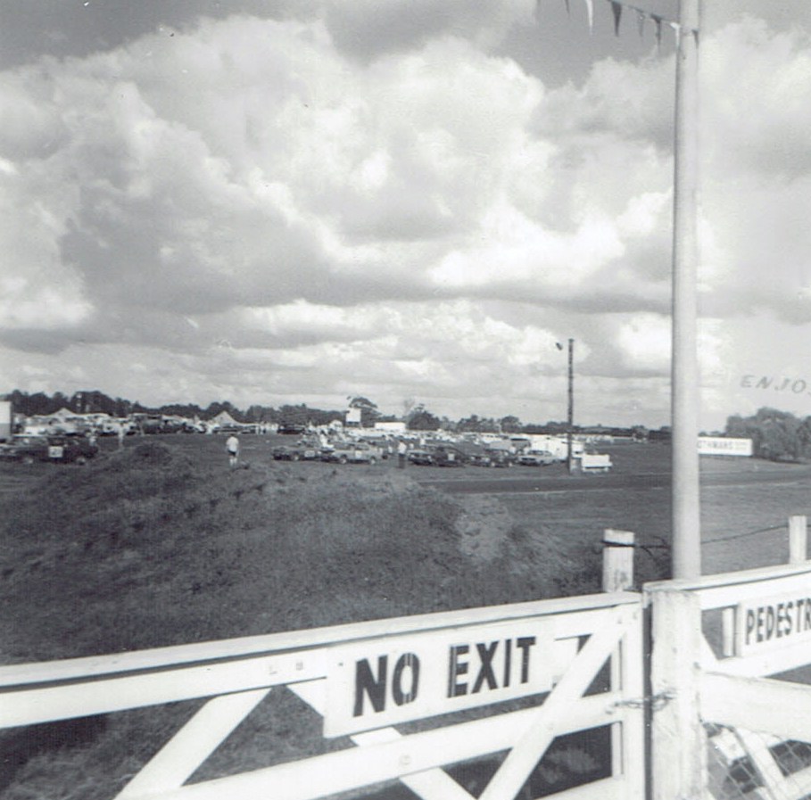 Name:  Pukekohe Jan 1971 GP #1, towards the pits v2, CCI18102015_0002 (2).jpg
Views: 2928
Size:  158.9 KB