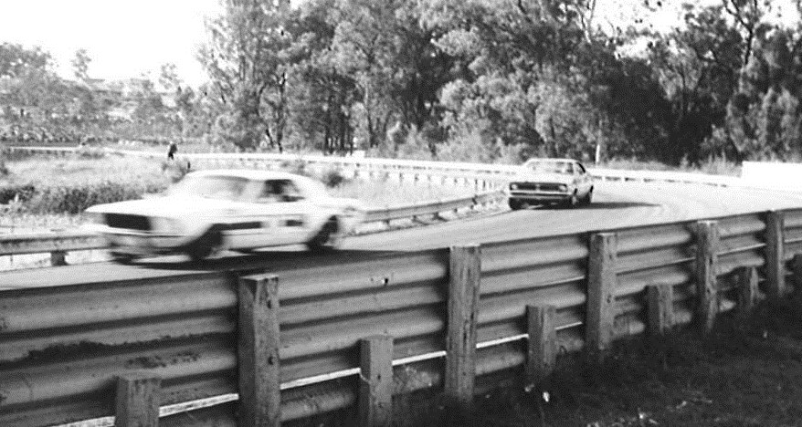 Name:  Warwick Farm. 1970. Pete Geoghegan ahead of Norm Beechey in his Monaro.jpg
Views: 811
Size:  136.5 KB