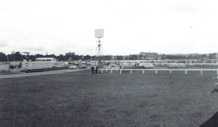 Name:  Pukekohe Jan 1967 #13 Saloons Elbow - Stables corner v2, CCI13112015_0005 (2).jpg
Views: 1755
Size:  90.2 KB