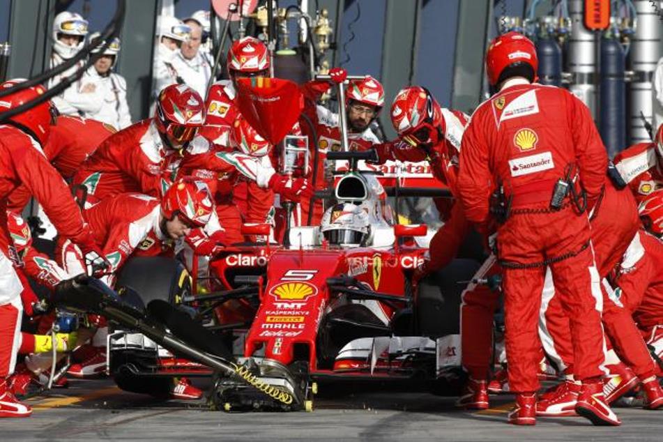 Name:  Ferrari mechanics. 2016.jpg
Views: 1754
Size:  120.2 KB