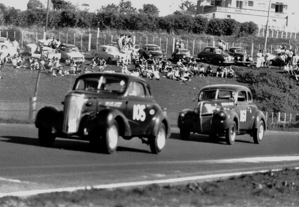 Name:  Pukekohe 1966 Kevin Green Chev Robin Tanner Ford RT photo - Bruce Thompson 13921076_102104495912.jpg
Views: 1843
Size:  178.1 KB