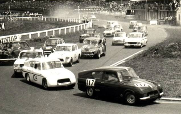 Name:  Pukekohe 1964 - 65 Saloons the field .. C Burles.jpg
Views: 1377
Size:  43.2 KB