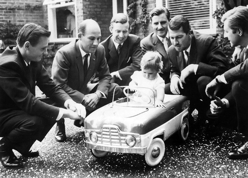 Name:  damon_hill_with_graham_hill_and_friends__1961__-d5dshaf.jpg
Views: 1999
Size:  167.6 KB