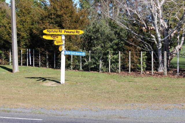 Name:  Bardahl series #2  Pekanui Rd sign #1 bottom of road V3  IMG_0704 (800x533) (640x426).jpg
Views: 920
Size:  163.0 KB