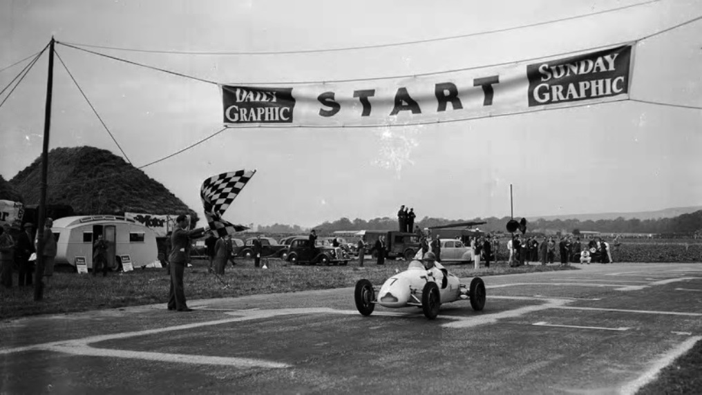 Name:  Stirling Moss. Goodwood. 1948.jpg
Views: 1403
Size:  143.4 KB