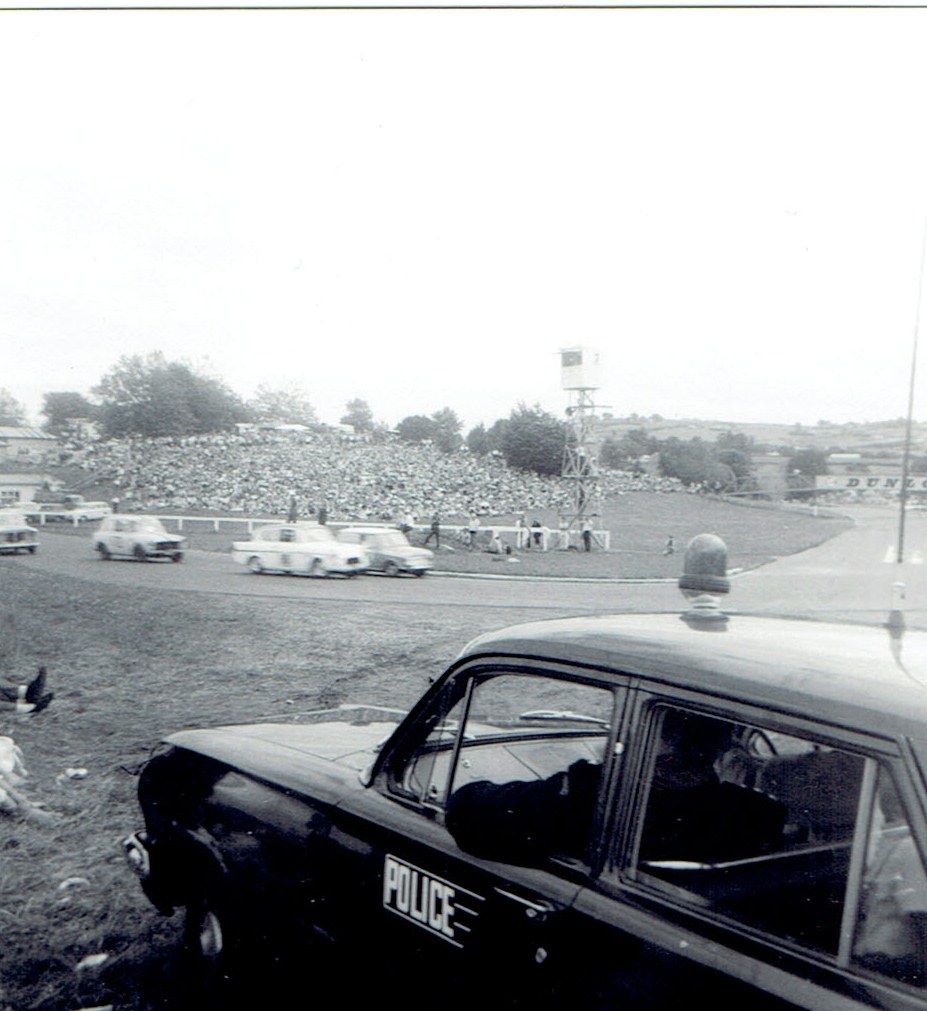 Name:  Pukekohe 1967 NZGP Mini, Anglia, A40 Police car .   CCI04092015 (2).jpg
Views: 1268
Size:  164.2 KB