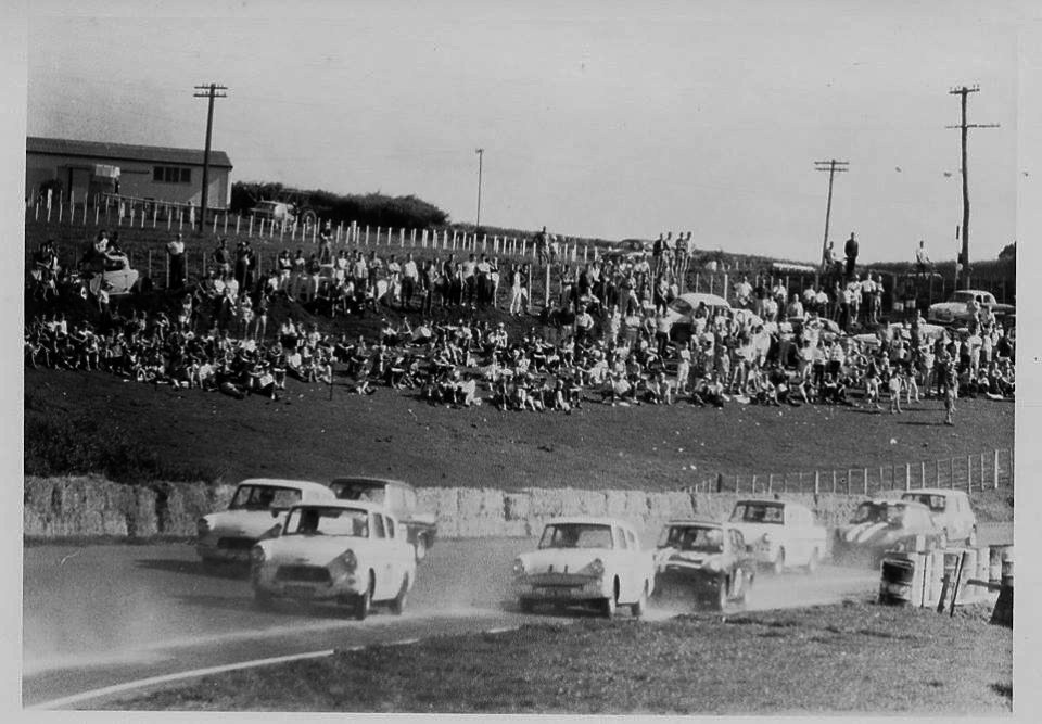 Name:  Motor racing Pukekohe 1966 Reverse meeting April 66 Anglias M Fistonic  (2).jpg
Views: 1966
Size:  162.4 KB