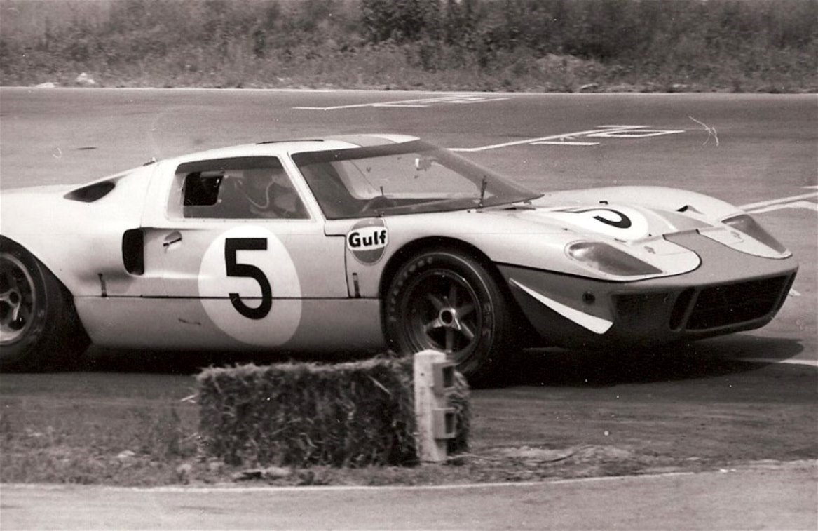 Name:  FORD%20GT-40%20ICKXX-BIANCHI%20p2%20PIT%20EXIT.jpg
Views: 595
Size:  151.9 KB