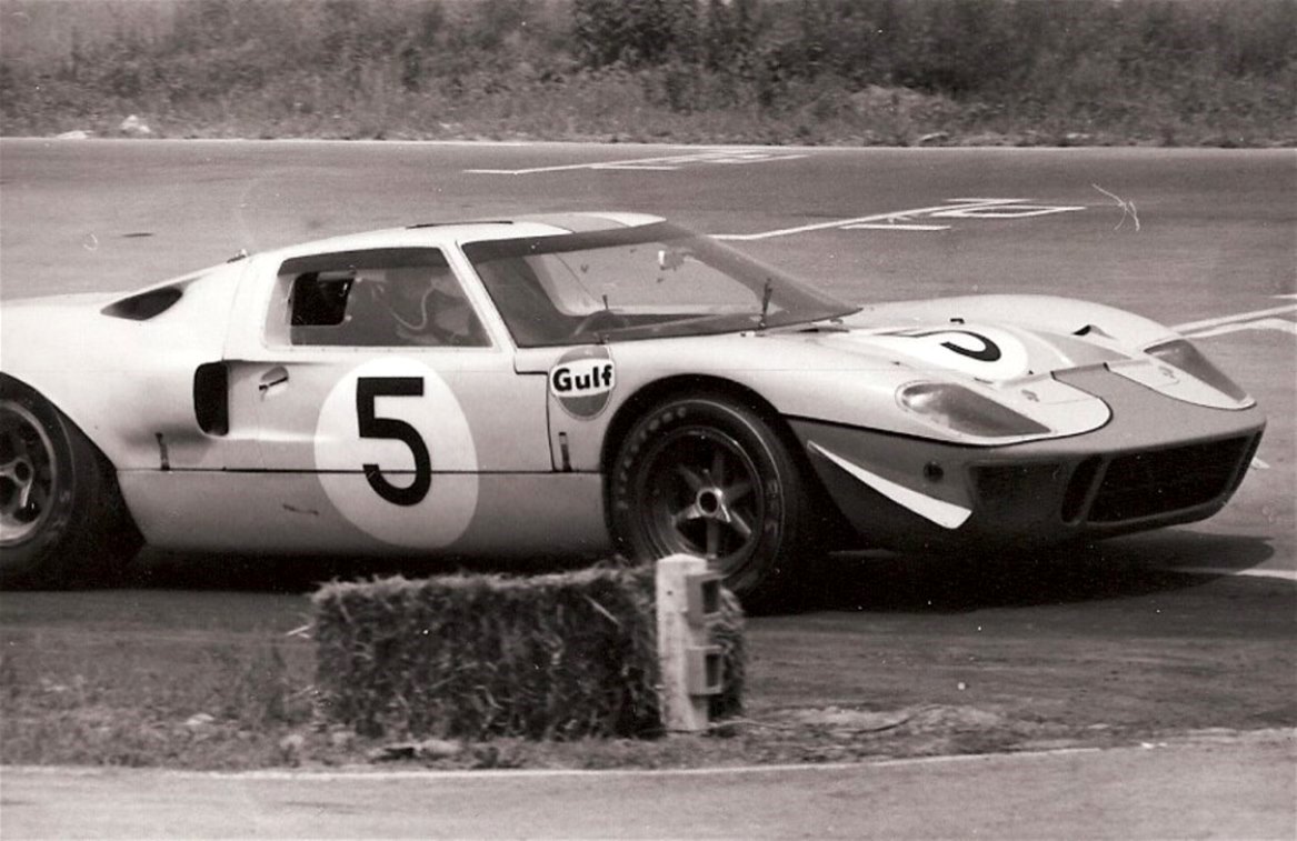 Name:  FORD%20GT-40%20ICKXX-BIANCHI%20p2%20PIT%20EXIT.jpg
Views: 832
Size:  151.9 KB