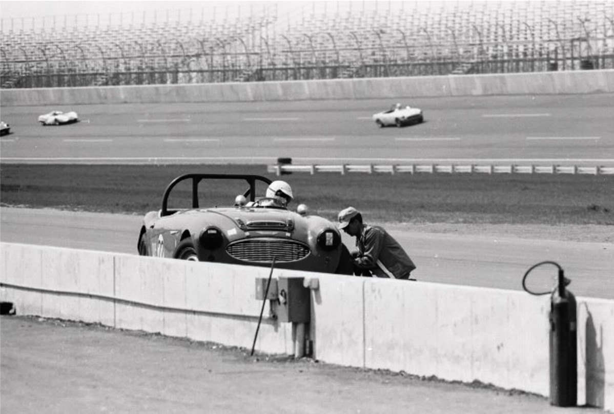 Name:  AUSTIN HEALEY 3000  IN PITS.jpg
Views: 868
Size:  155.5 KB