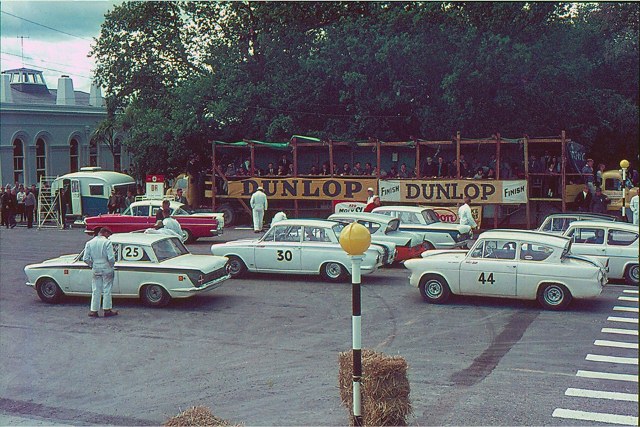 Name:  Motor Racing Waimate #21 B 1965 Saloon car field front Allan Dick  (640x427).jpg
Views: 1492
Size:  128.1 KB