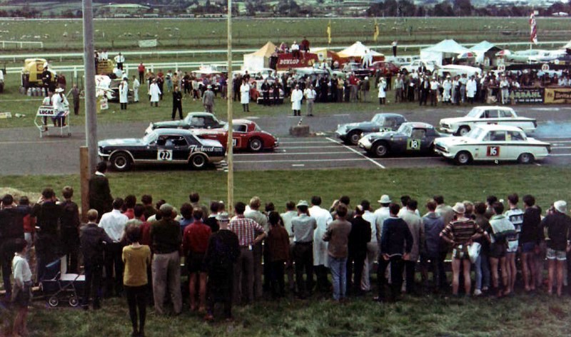 Name:  Fleetwood Mustang #9 1965 Gold Leaf 3 hour race the start Field Peter Bruin R Cammick archives .jpg
Views: 1491
Size:  113.4 KB