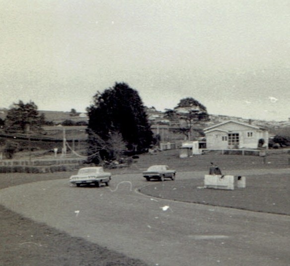 Name:  Motor Racing Pukekohe #38 1968 Chev and Victor the loop rear Roger Dowding .jpg
Views: 1382
Size:  60.9 KB