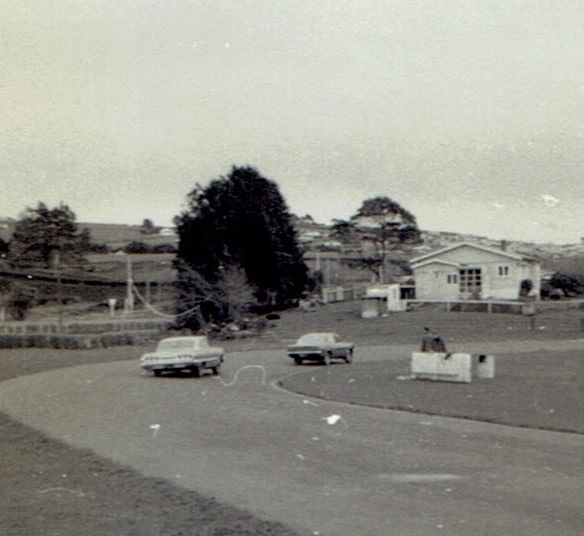 Name:  Motor Racing Pukekohe #38 1968 Chev and Victor the loop rear Roger Dowding .jpg
Views: 1008
Size:  60.9 KB