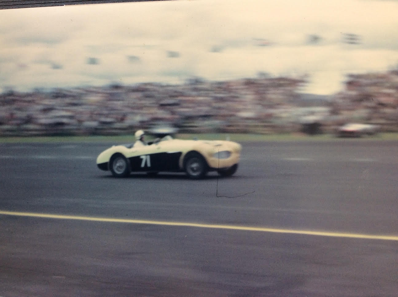 Name:  AH 3000 #237 Ruddspeed - 4000 racing Race #71 Ardmore Russell Leather 61-62 solo colour Myles Hi.jpg
Views: 1582
Size:  84.1 KB