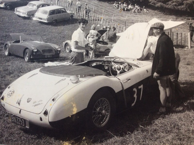 Name:  AH 3000 #245 Ruddspeed - 4000 Pukekohe Dec 64 Pits Reg BN2253 Plate 64 Race #37  Myles Hicks  (8.jpg
Views: 1162
Size:  153.6 KB