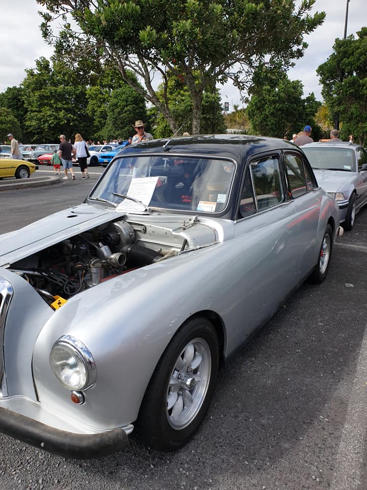 Name:  MG #13 Magnette V8 the car engine cover off Ray Green John Vevers .jpg
Views: 434
Size:  112.5 KB