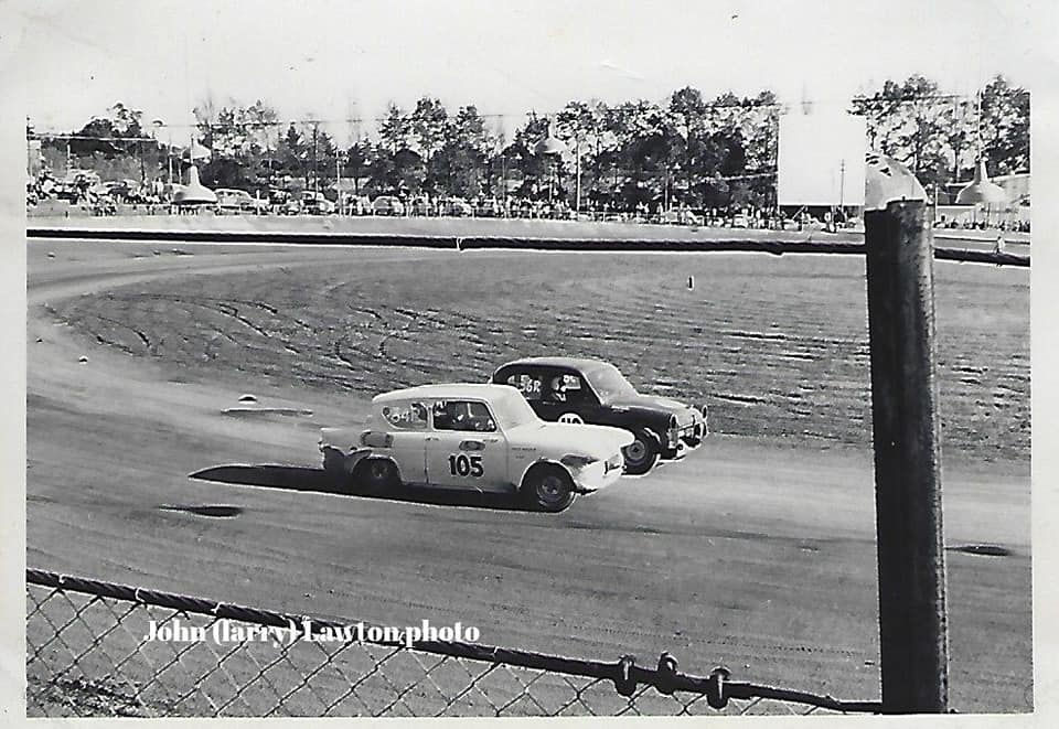 Name:  NSCC #322 1965 8 May Western Springs Jack Nazer and Frank Radisich waiting for the flag J L Lawt.jpg
Views: 898
Size:  97.0 KB