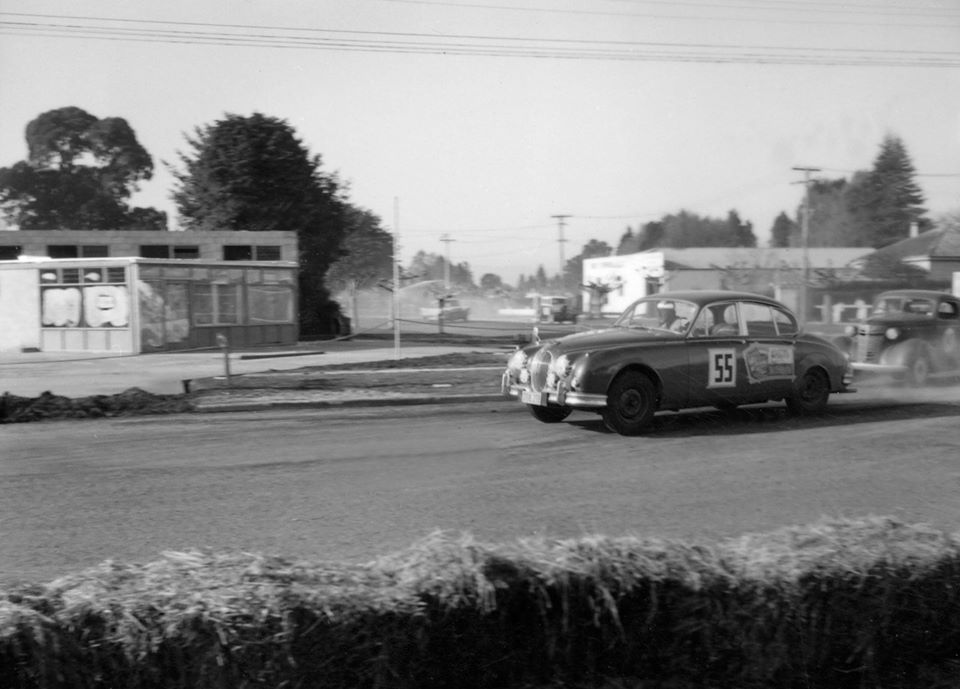 Name:  Motor Racing Matamata #38 1964 C Keehan Jaguar 3.8 Chev - Saloons corner Ross Cammick Scott-Give.jpg
Views: 624
Size:  76.8 KB