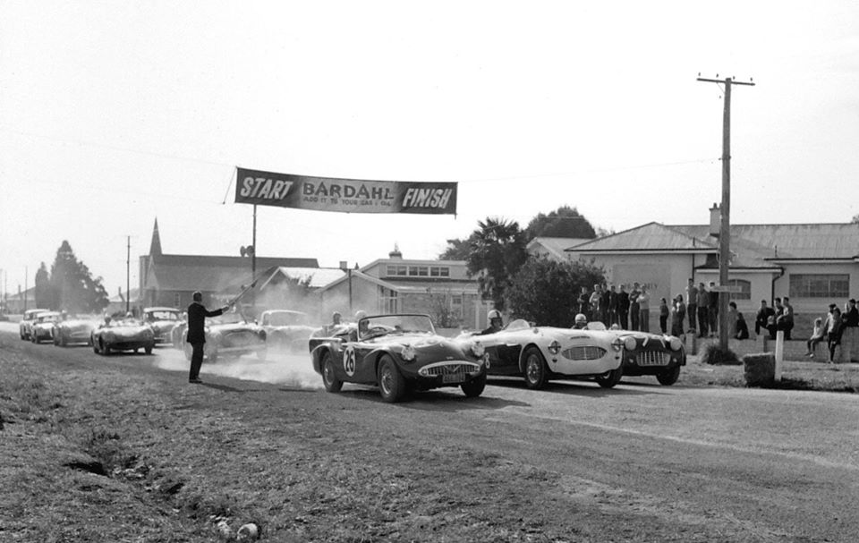 Name:  Motor Racing Matamata #32 1964 26 Daimler Sheffield 28 McLaughlin AH 3000 TR3 the start Ross Cam.jpg
Views: 2463
Size:  79.6 KB