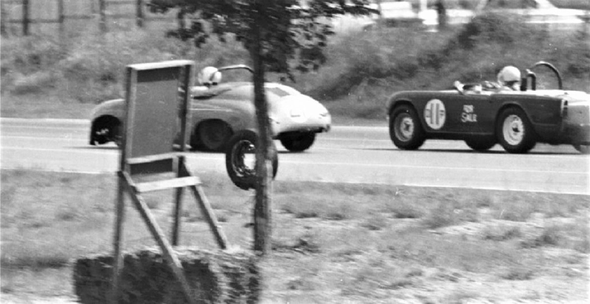 Name:  2 PORSCHE ON STRAIGHT LOSES WHEEL GVR JUNE 1967.jpg
Views: 3865
Size:  173.7 KB