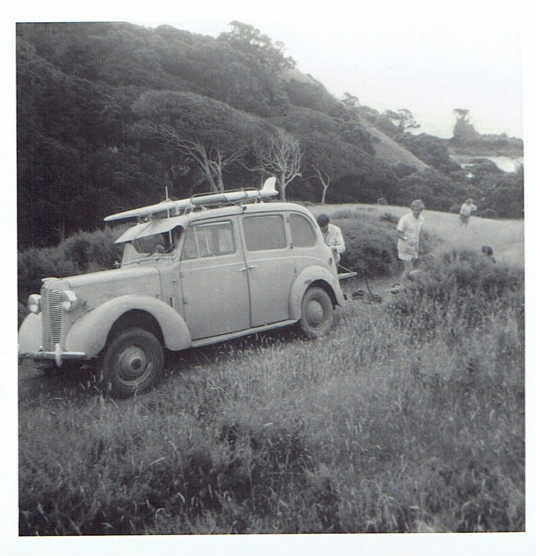 Name:  Cars by Roger Dowding #13 1950 Austin FL1 Hire Car Cactus Bay  Waiheke 2 Jan 1971 CCI04022016_00.jpg
Views: 1653
Size:  152.1 KB