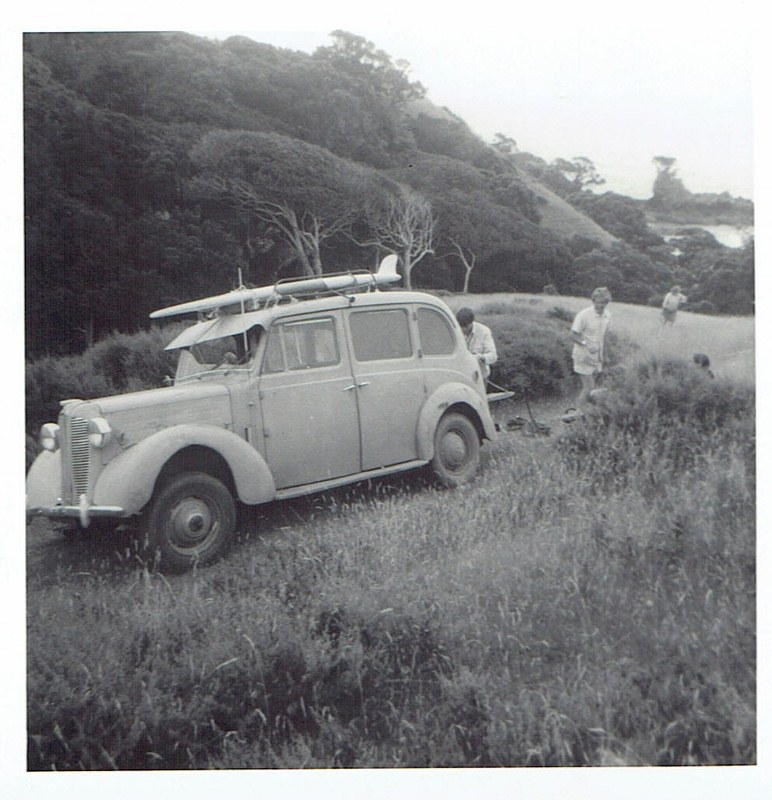 Name:  Cars by Roger Dowding #13 1950 Austin FL1 Hire Car Cactus Bay  Waiheke 2 Jan 1971 CCI04022016_00.jpg
Views: 989
Size:  152.1 KB