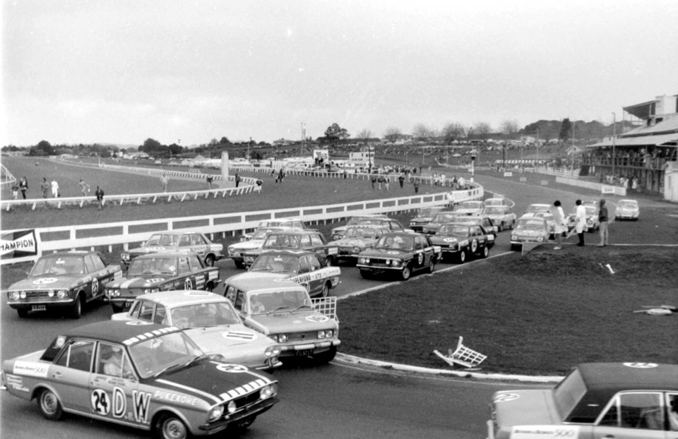 Name:  Pukekohe 1970 #11 B and H  Elbow the start 1 Graeme Lindsay .jpg
Views: 1740
Size:  138.3 KB