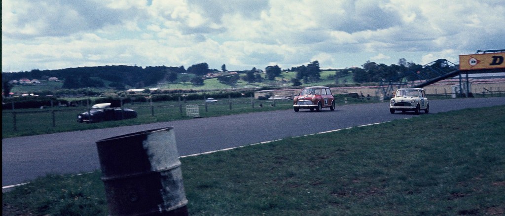 Name:  Pukekohe 1965 #0072 1965 Gold Leaf Minis on loop by Dunlop Bridge Ian Tilley  (1024x438) (2).jpg
Views: 1481
Size:  142.3 KB