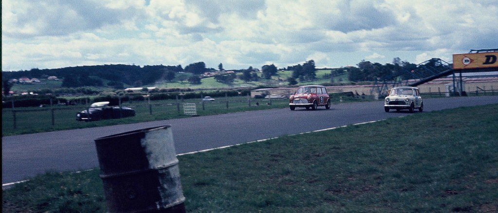 Name:  Pukekohe 1965 #0072 1965 Gold Leaf Minis on loop by Dunlop Bridge Ian Tilley  (1024x438) (2).jpg
Views: 920
Size:  142.3 KB