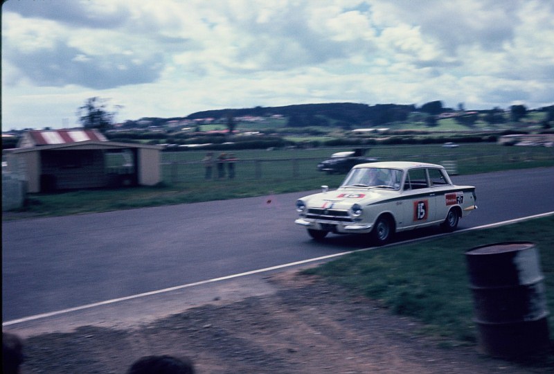 Name:  Pukekohe 1965 #125 Lotus Cortina #15 the loop archives Ian Tilley (3) (800x540).jpg
Views: 1022
Size:  112.9 KB