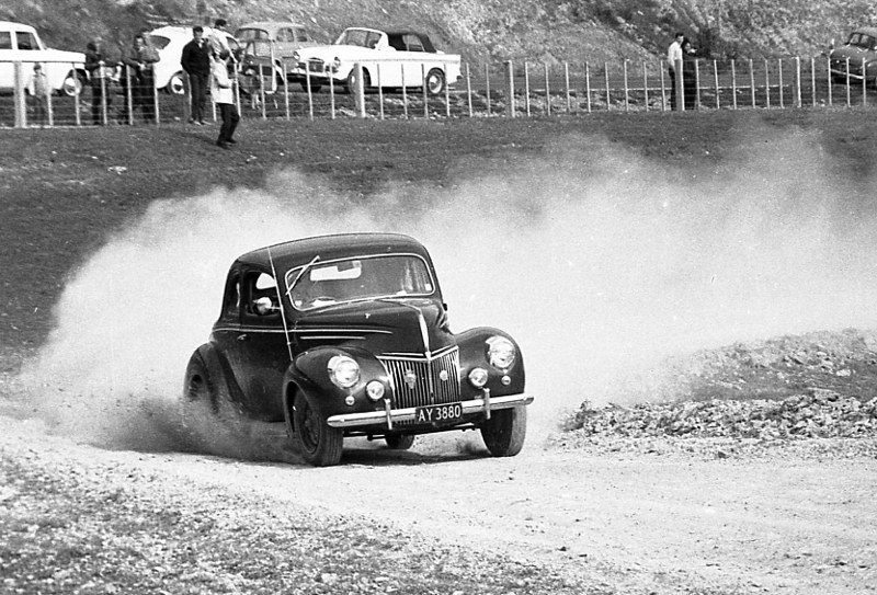 Name:  Rob Williams #052 1939 Ford V8 Coupe Rob Williams Anderson's Farm 1969 sml Milan Fistonic  (800x.jpg
Views: 985
Size:  174.4 KB