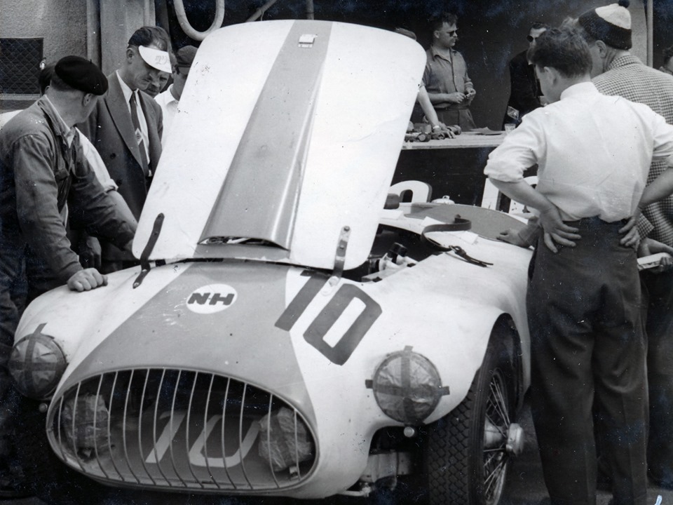 Name:  Nash Healey #116 Nash Healey race #10 1953 Le Mans Pits Bonnet Up race K Stelk archives (2).jpg
Views: 764
Size:  160.7 KB