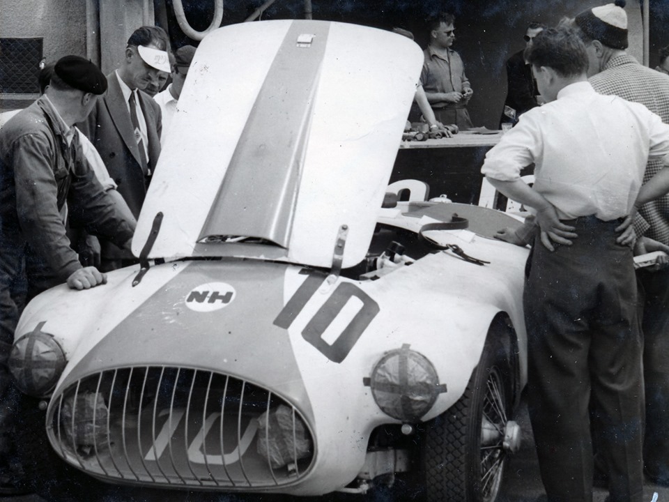 Name:  Nash Healey #116 Nash Healey race #10 1953 Le Mans Pits Bonnet Up race K Stelk archives (2).jpg
Views: 1402
Size:  160.7 KB
