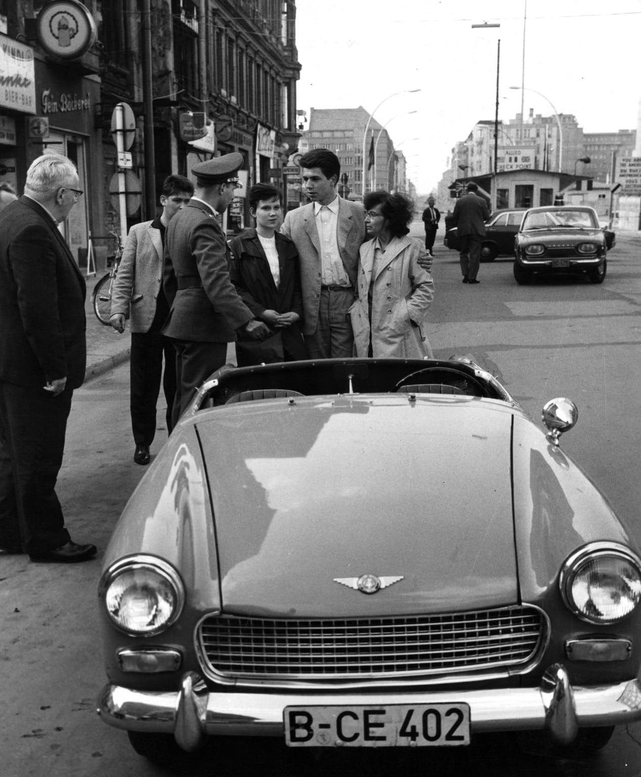 Name:  AH Sprite #293 Sprite Mk 2 1962 the car and people under Berlin Wall gate  Getty images .jpg
Views: 1074
Size:  181.2 KB