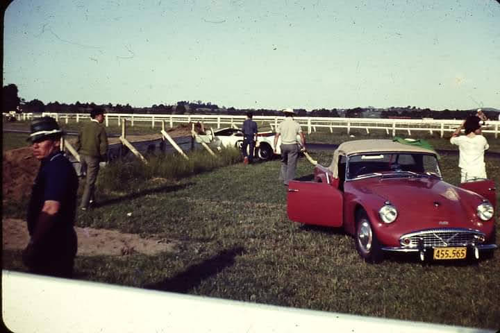 Name:  Pukekohe 1963 #040 Daimler SP 250 and crashed car 1961-64 plates Ken Buckley.jpg
Views: 690
Size:  49.5 KB