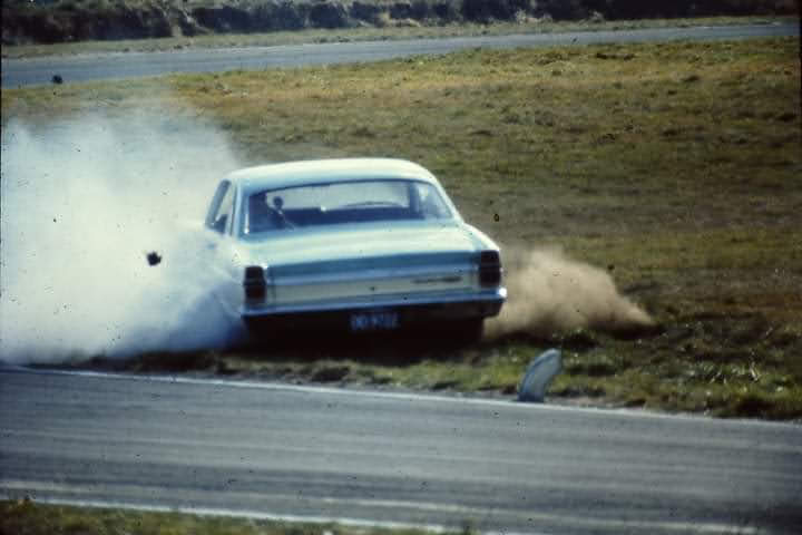 Name:  Pukekohe 1967 #026 Ford Fairlane Robbie Francevic big spin Ken Buckler.jpg
Views: 795
Size:  40.9 KB