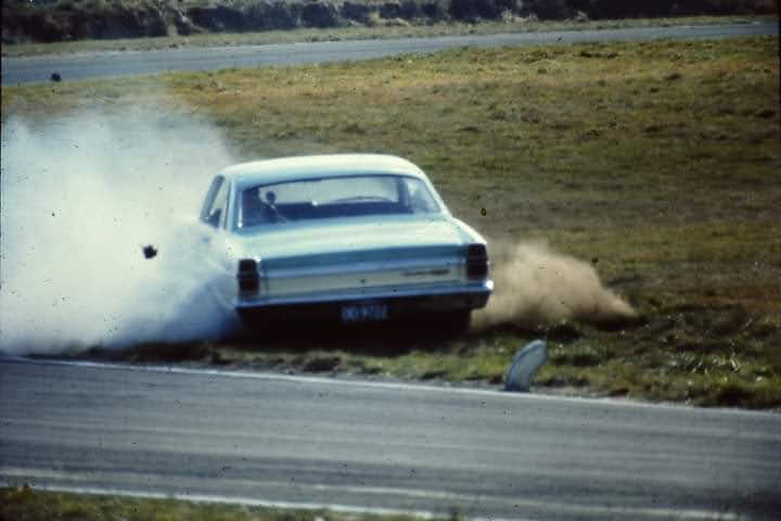 Name:  Pukekohe 1967 #026 Ford Fairlane Robbie Francevic big spin Ken Buckler.jpg
Views: 784
Size:  40.9 KB