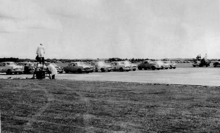 Name:  Ohakea 1961 #041 Saloons on the start line Zephyr to Zephyr RC Lewis Townsend.jpg
Views: 392
Size:  41.2 KB