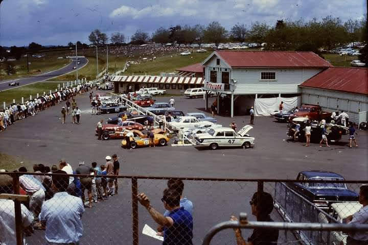 Name:  Pukekohe 1967 #051 Cars in the Paddock Wiseman E-type Nazer Escort 67-68. arch Bruce Dyer.jpg
Views: 557
Size:  64.5 KB