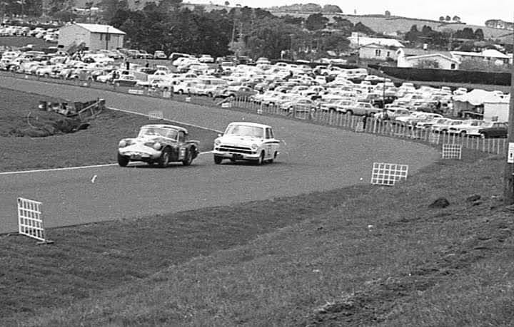 Name:  Pukekohe 1965 #140 Gold Leaf 3 Hour Oxton Daimler SP250 #20 Lotus Cortina Oct 65 John Larry Lawt.jpg
Views: 444
Size:  60.6 KB