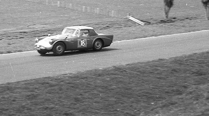 Name:  Pukekohe 1965 #143 Gold Leaf 3 Hour Roger Smith Daimler SP250 #18 Oct 65 John Larry Lawton.jpg
Views: 798
Size:  45.5 KB