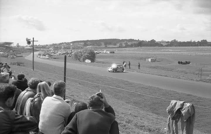 Name:  Pukekohe 1965 #148 Wills 6 Hour Mini MG Spinning Hopkirk MG Makinen Mini Oct 65 John Larry Lawto.jpg
Views: 779
Size:  42.6 KB