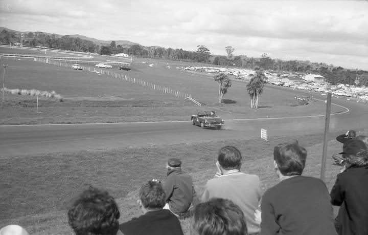 Name:  Pukekohe 1965 #149 Wills 6 Hour Mini MG Spinning Hopkirk MG Makinen Mini Oct 65 John Larry Lawto.jpg
Views: 431
Size:  38.3 KB