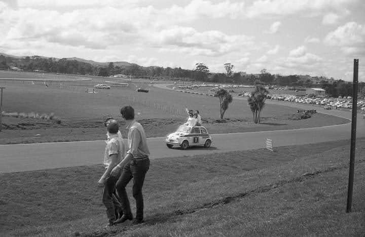 Name:  Pukekohe 1965 #150 Wills 6 Hour  Fiat 500 #1 parade lap Evelyn Hadfield Margaret Hough 9 Oct 65 .jpg
Views: 781
Size:  42.5 KB