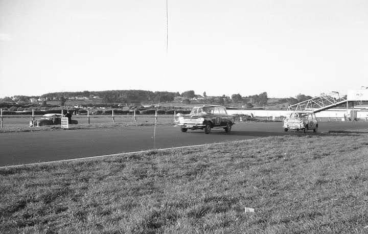 Name:  Pukekohe 1965 #157 Wills 6 Hour Fahey Cottle Fiat 1500 #18 and Mini 9 Oct 65 John Larry Lawton.jpg
Views: 439
Size:  52.0 KB