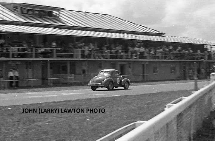 Name:  Pukekohe 1965 #104 1965 NZIGP meeting Red Dawson Willys V8 Coupe close up John Larry Lawton .jpg
Views: 786
Size:  49.2 KB